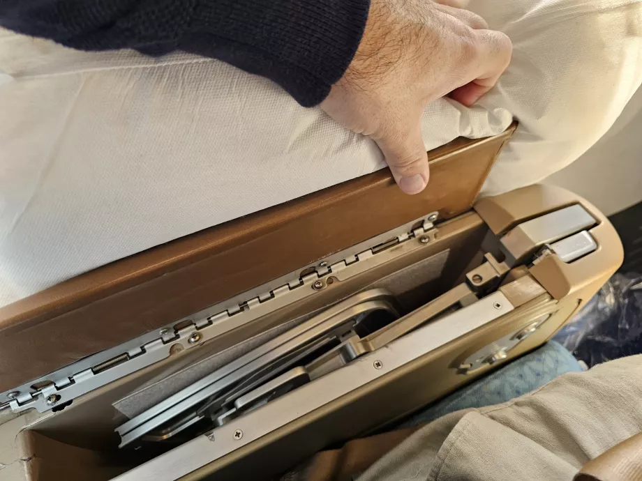 Обідній стіл з підлокітником