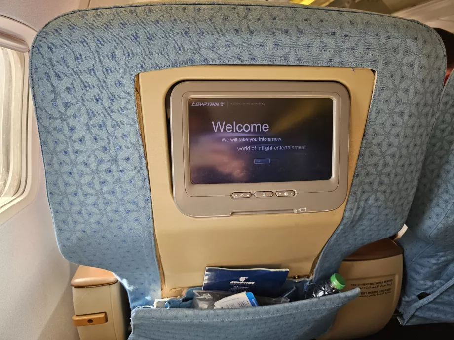 Індивідуальні екрани в сидінні