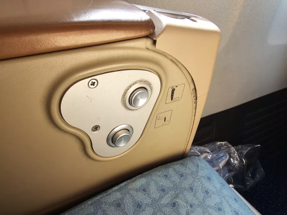 Керування сидінням і підставкою для ніг