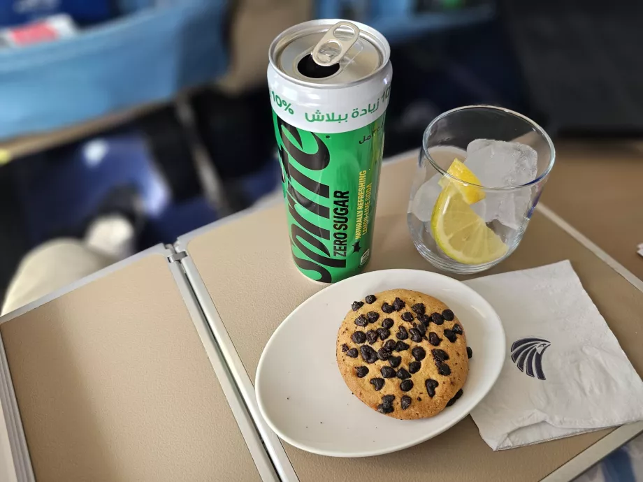 Перший перекус одразу після зльоту