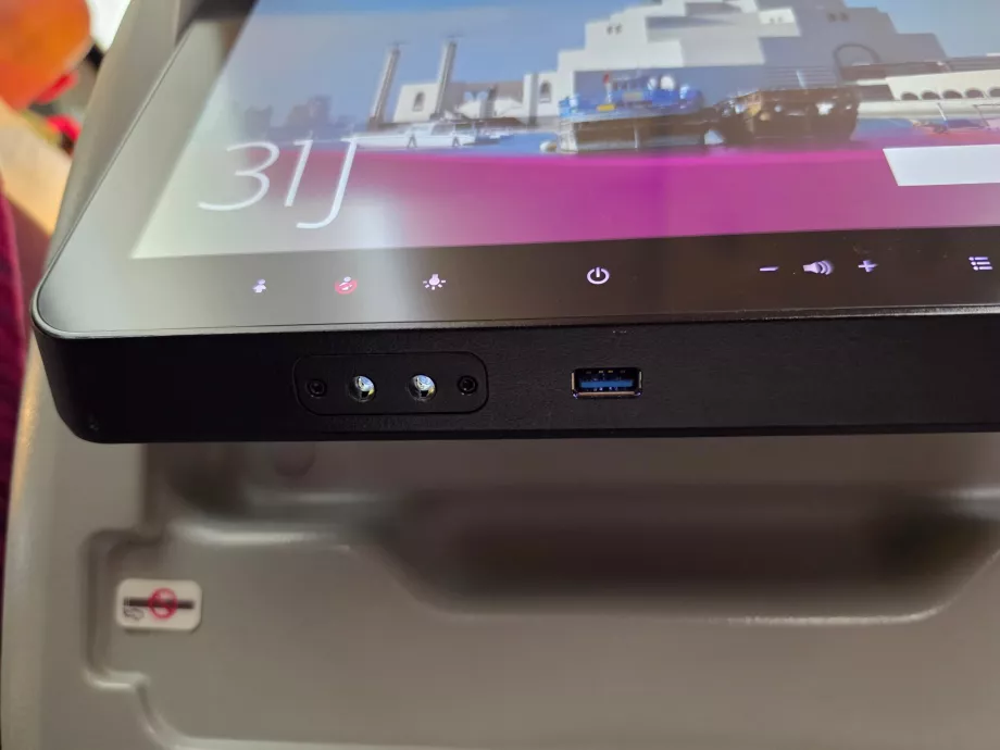 USB-порт на екрані бортової розважальної системи (IFE)