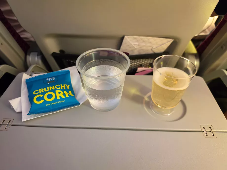 Перші закуски: солодка кукурудза, вода та ігристе вино