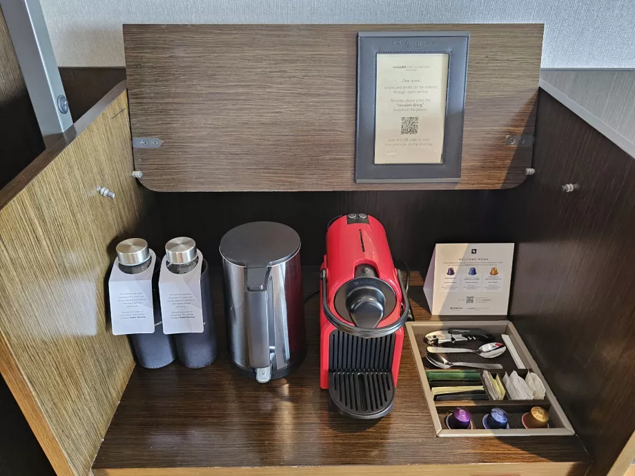 Безкоштовна кавоварка та вода