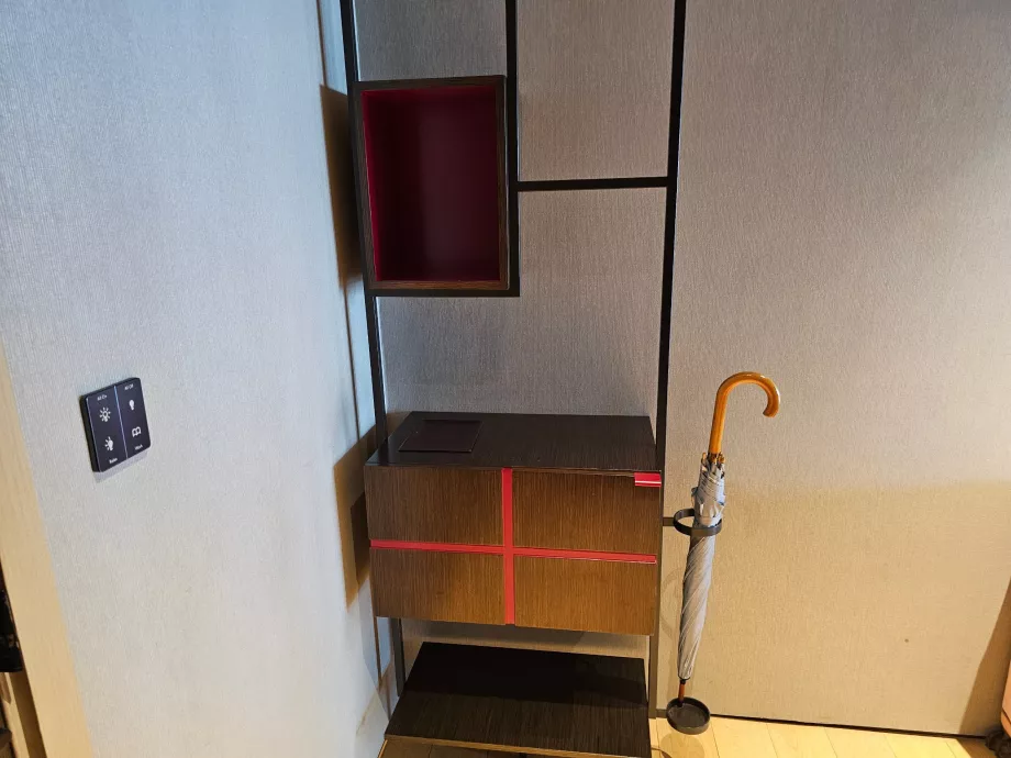 Відсіки для зберігання та парасолька