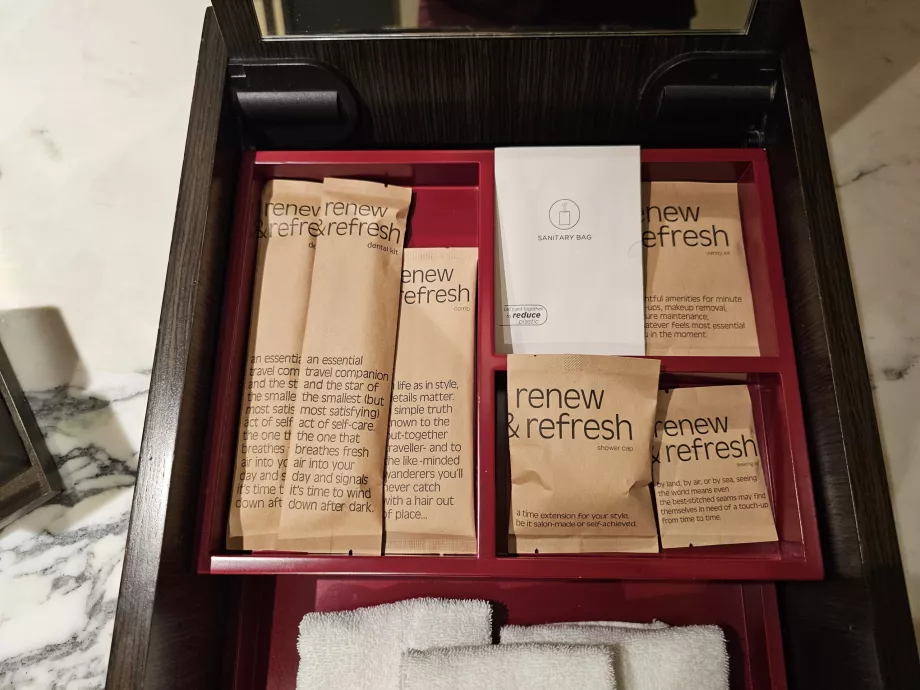 Туалетний набір у ванній кімнаті