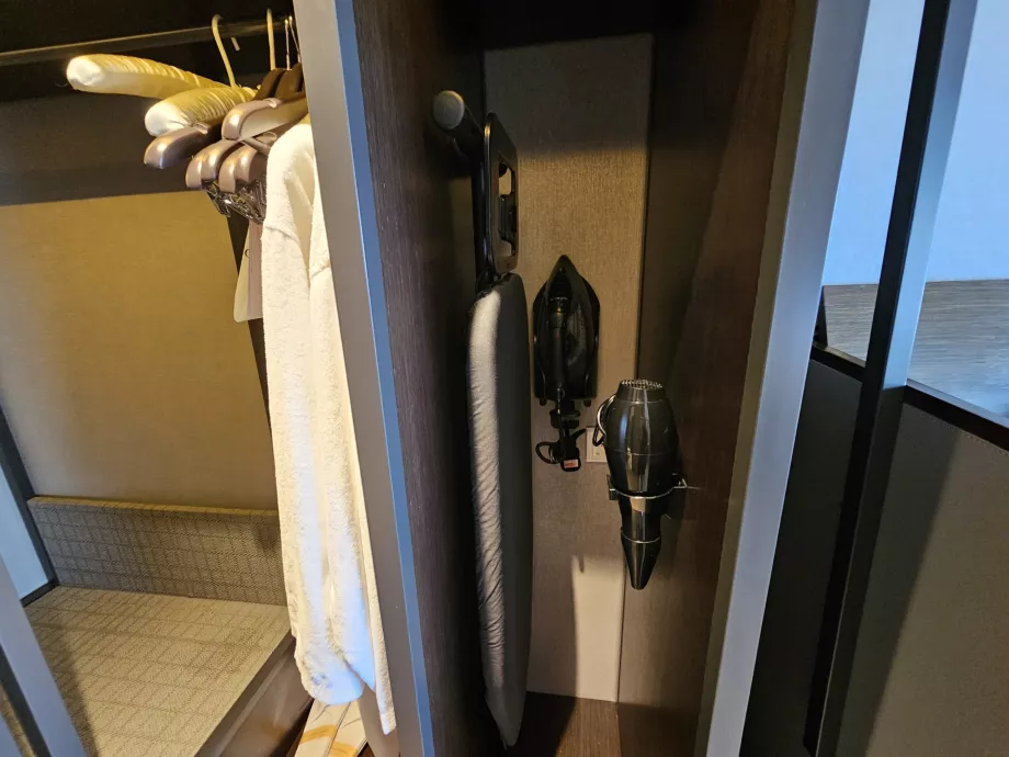 Прасувальна дошка та фен