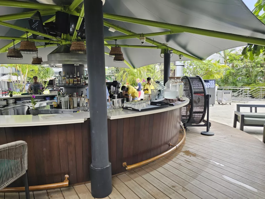 Бар біля басейну