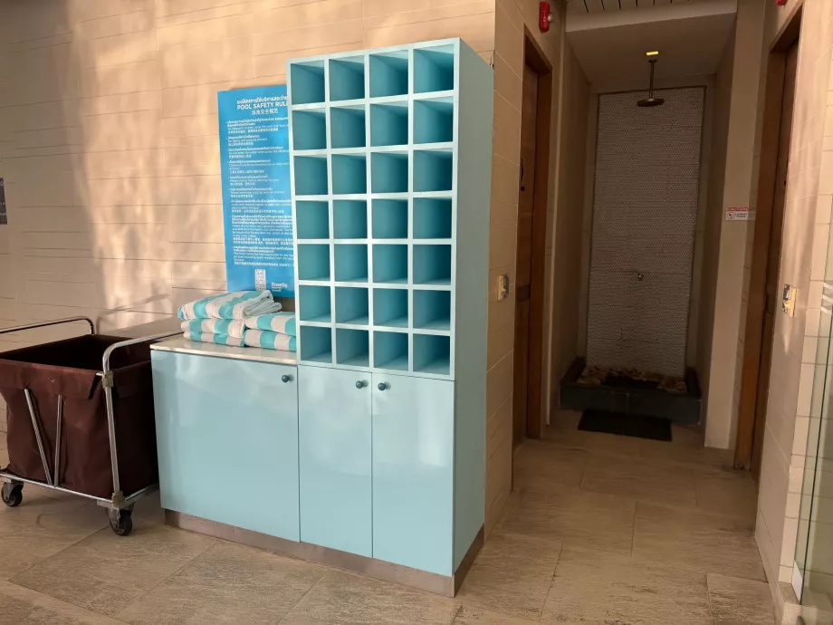 Рушники біля басейну