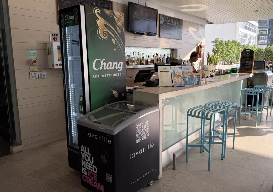 Бар біля басейну