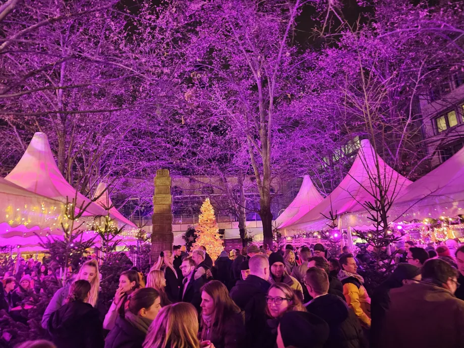 Вайнахтсмаркт Вайсе-Лілі-Бруннен