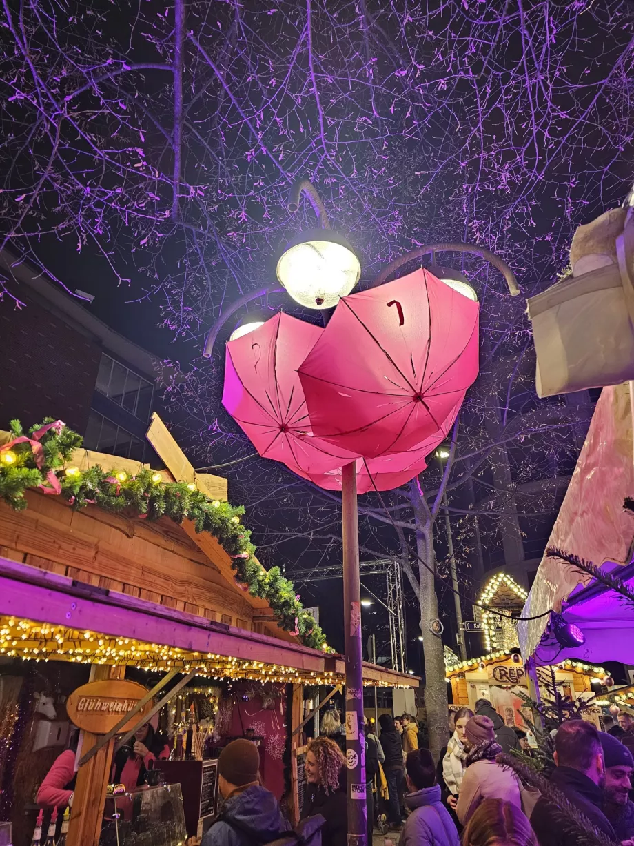 Вайнахтсмаркт Вайсе-Лілі-Бруннен