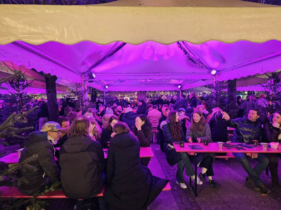 Вайнахтсмаркт Вайсе-Лілі-Бруннен