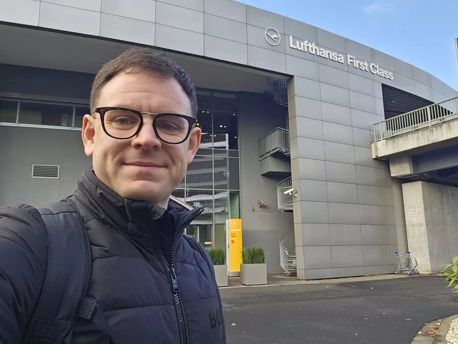 Я перед терміналом першого класу