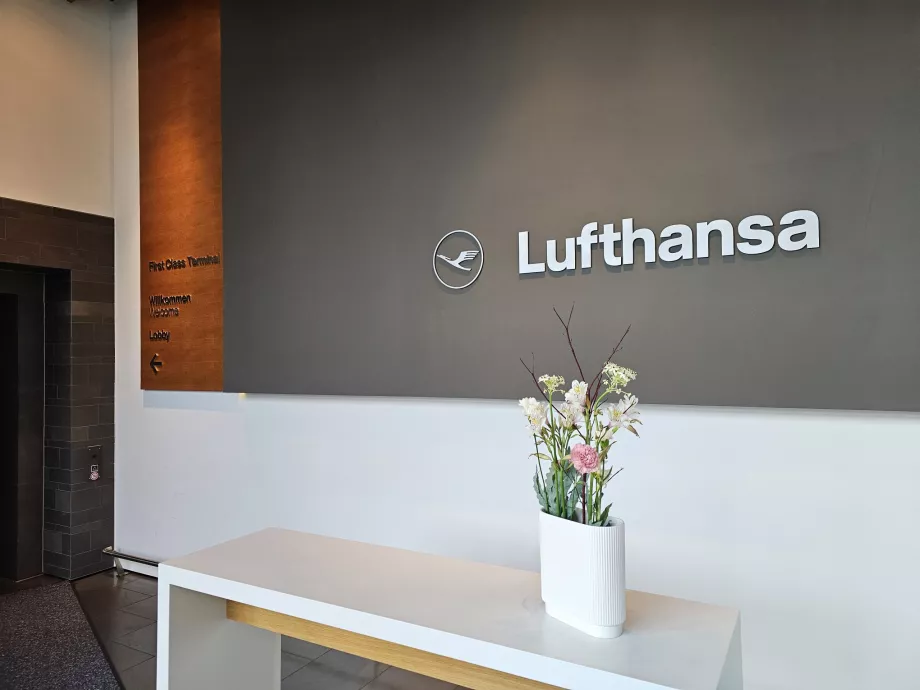 Вхідний вестибюль терміналу першого класу