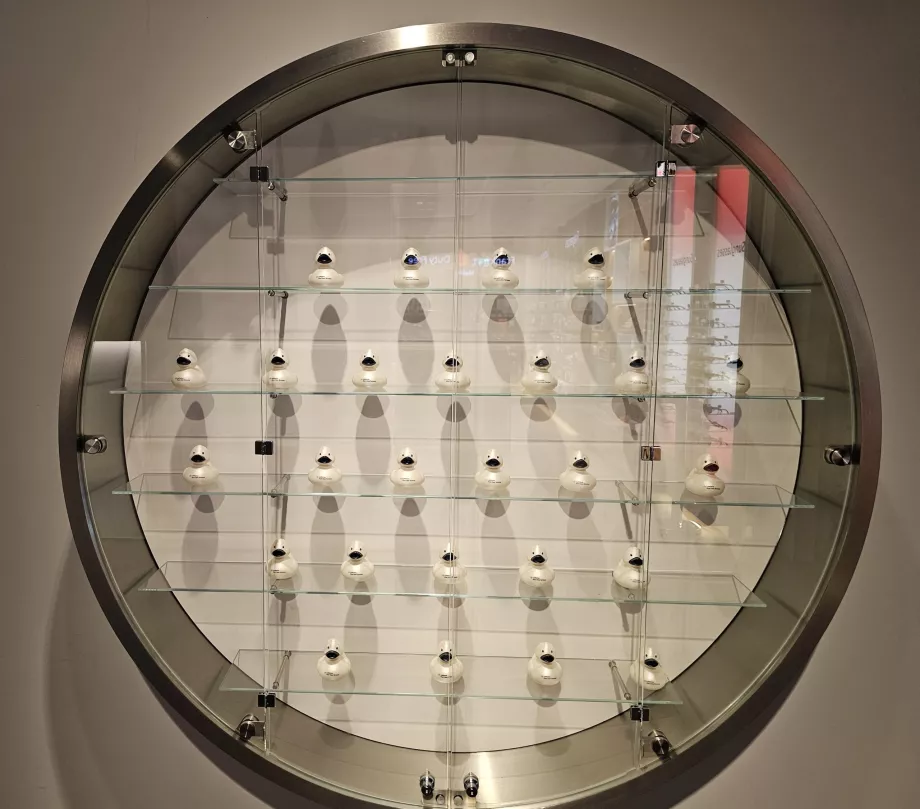 Вітрина з колекційними качками