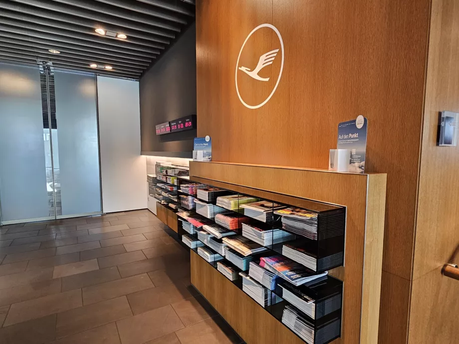 Логотип Lufthansa на вході в зал очікування