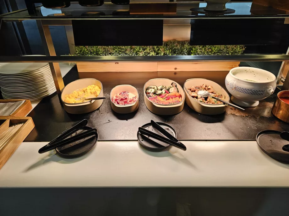 Шведський стіл - пропозиція гарячого сніданку