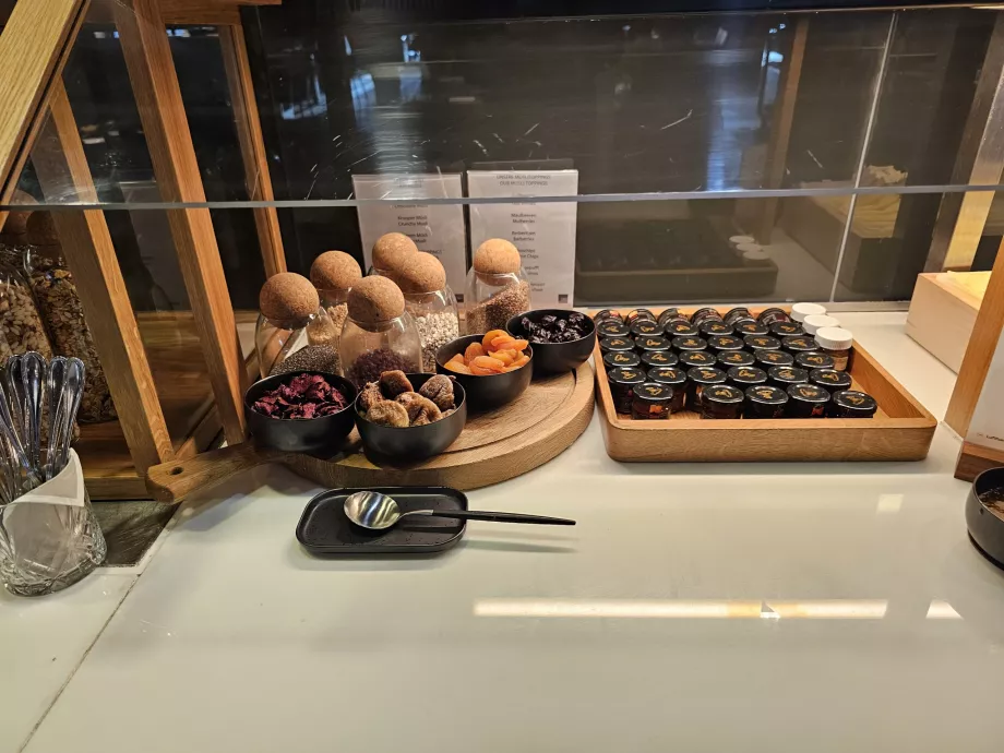 Шведський стіл - джеми та сухофрукти