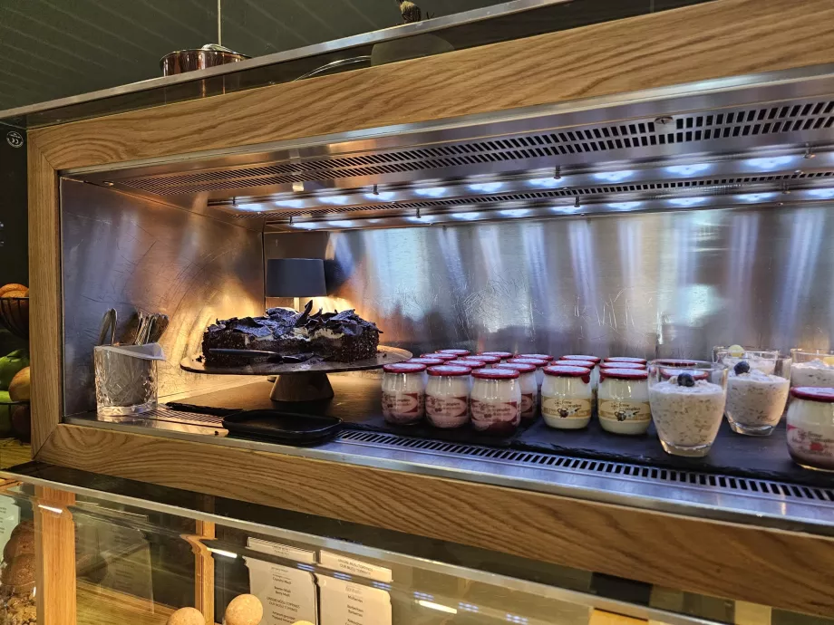 Шведський стіл - йогурти та пластівці