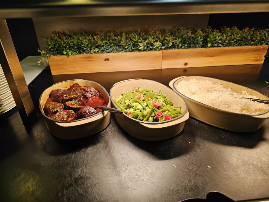 Шведський стіл - обіднє меню