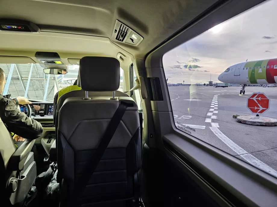 Трансфер на лімузині до літака