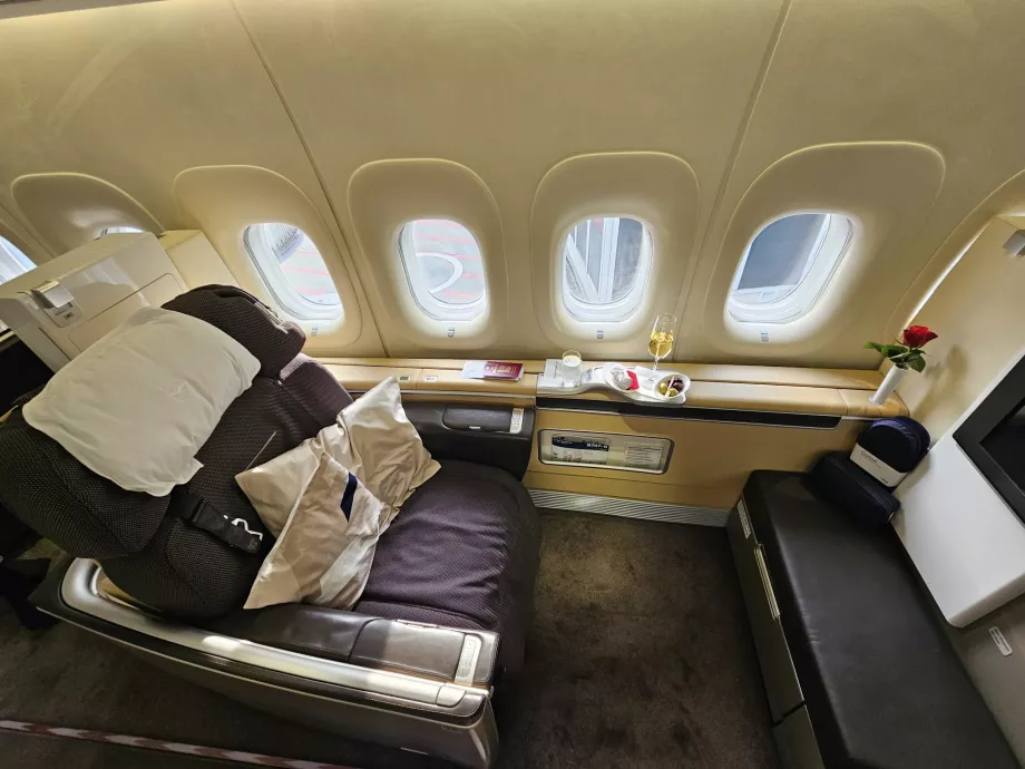 Сидіння першого класу з 2 подушками