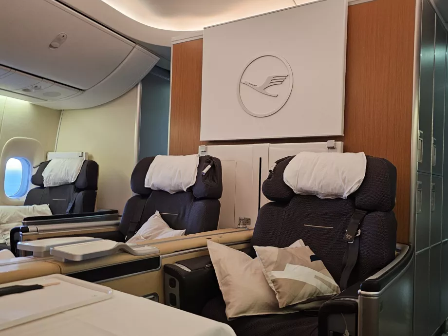 Два місця в середині 3-го ряду