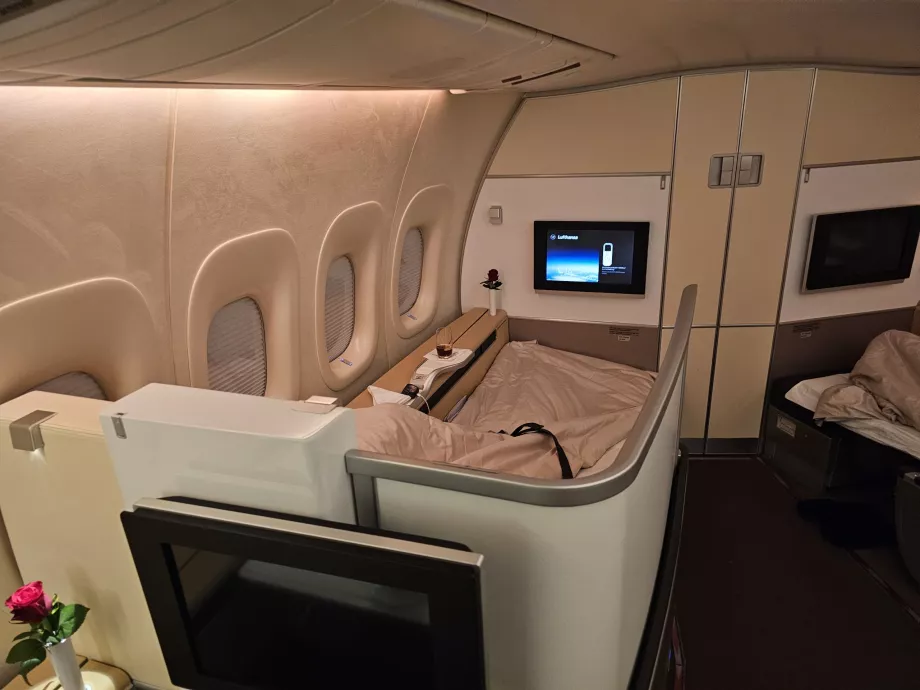 Висувна ширма, що відокремлює сидіння від коридору