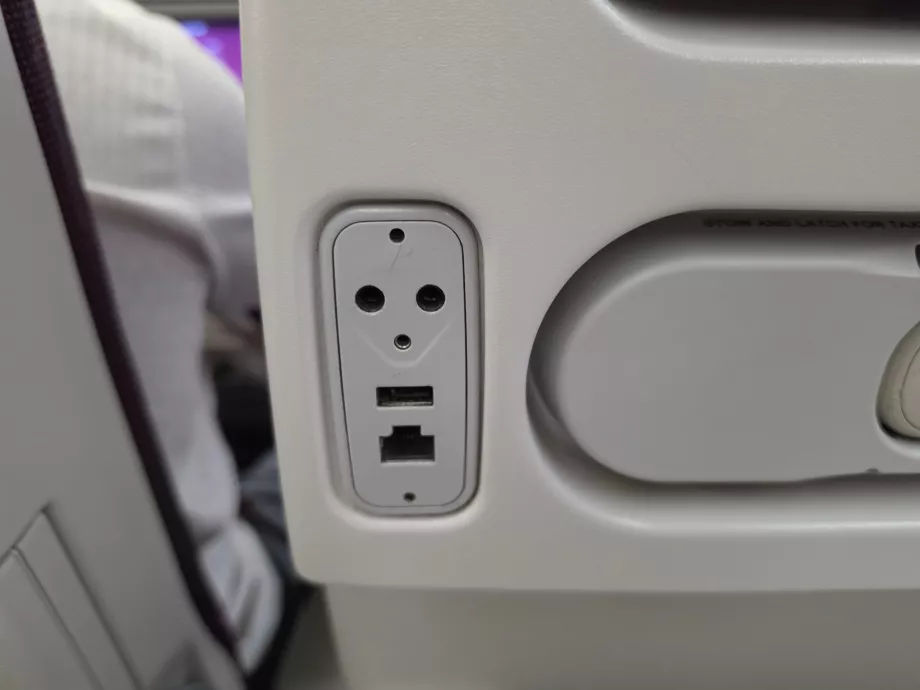 Порт USB-A та роз'єм для кабелю Ethernet