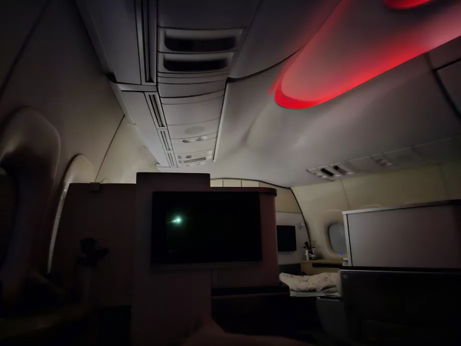 Лампа на пасажирі в ряду переді мною