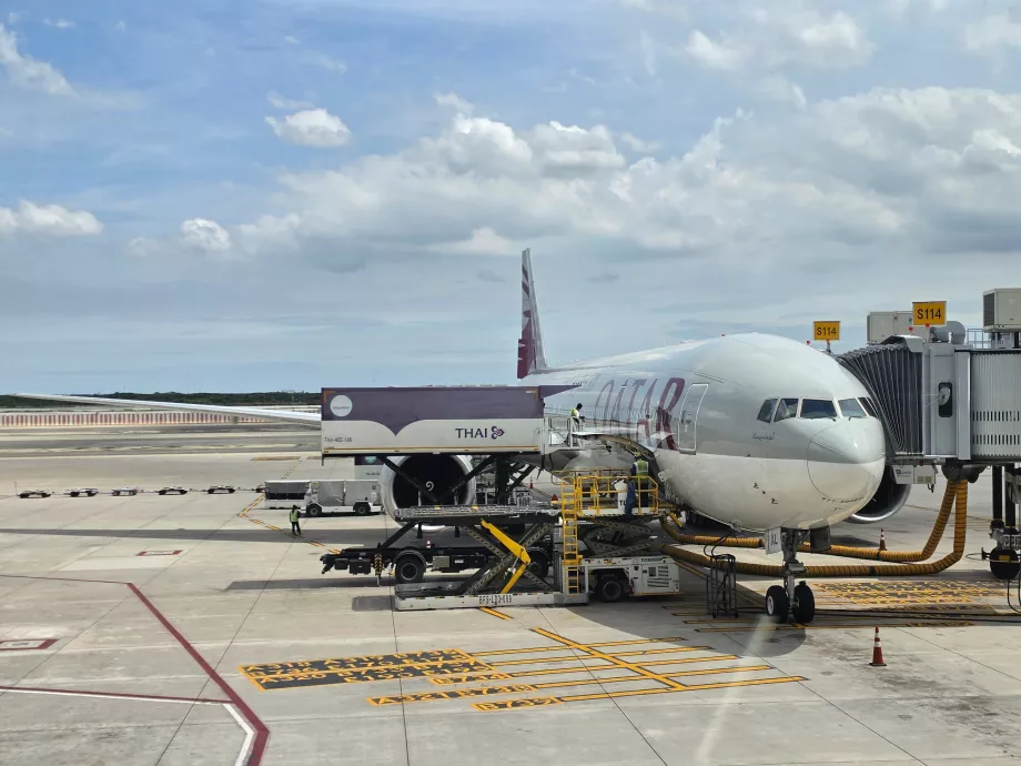 Наш Boeing 777-300 після приземлення в Бангкоку