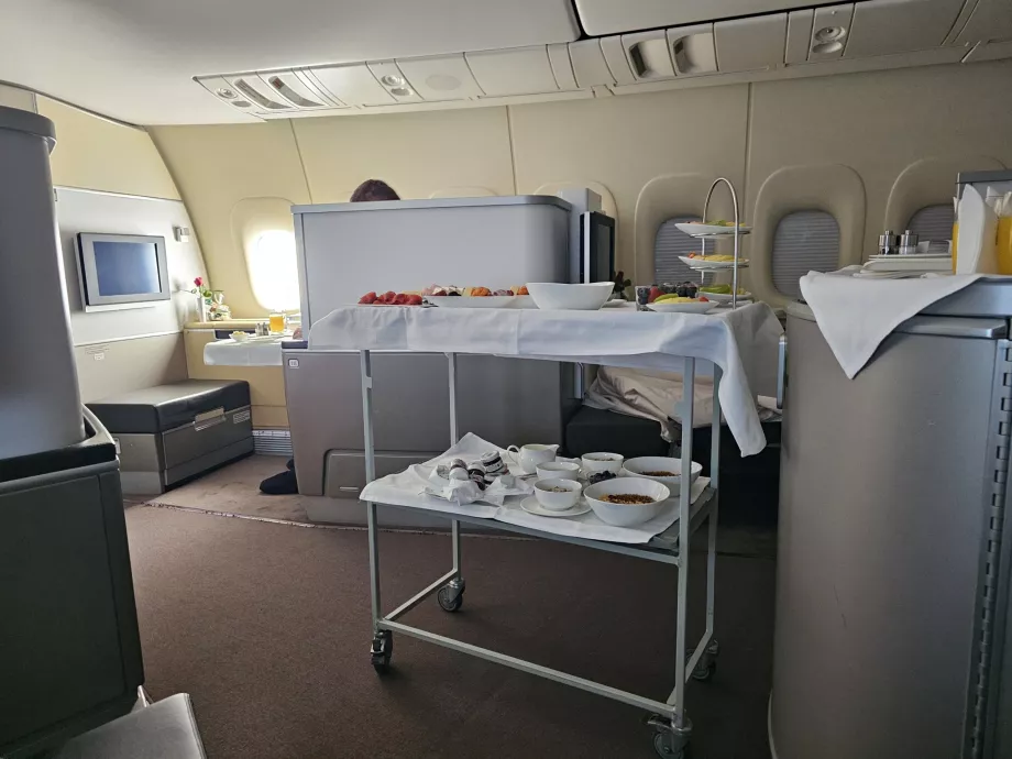 Стіл для сніданку та обслуговування відбуваються прямо біля мого місця