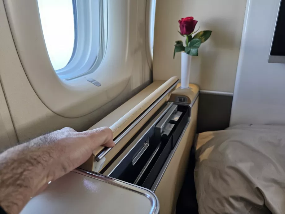 Обідній стіл