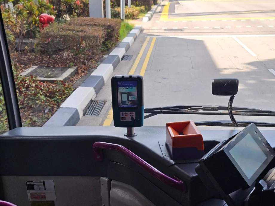 Оплата карткою в автобусі