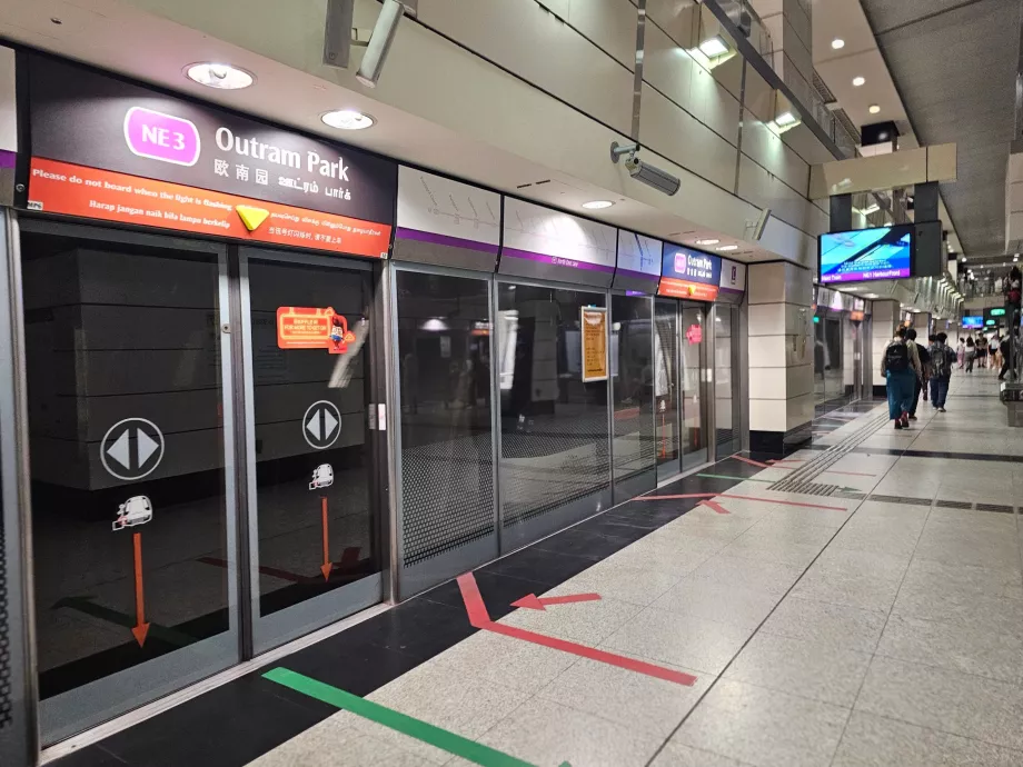 Платформа на станції метро