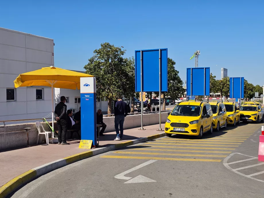 Стоянка таксі перед Терміналом 2