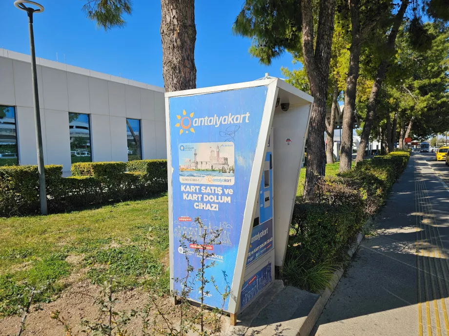 Торговий автомат AntalyaKart біля терміналу 1