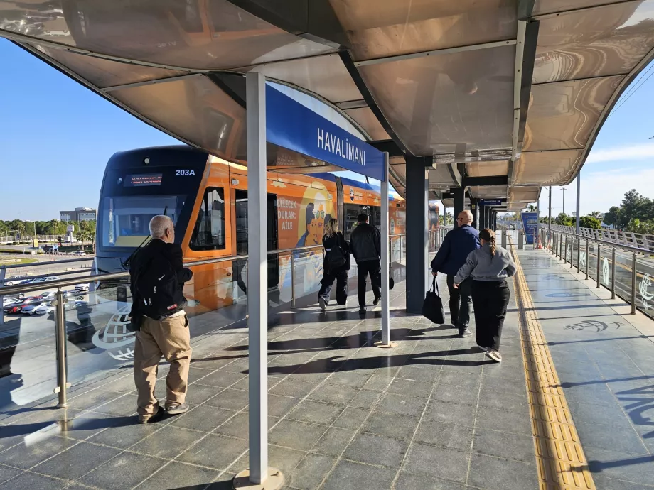 Трамвайна зупинка перед Терміналом 1