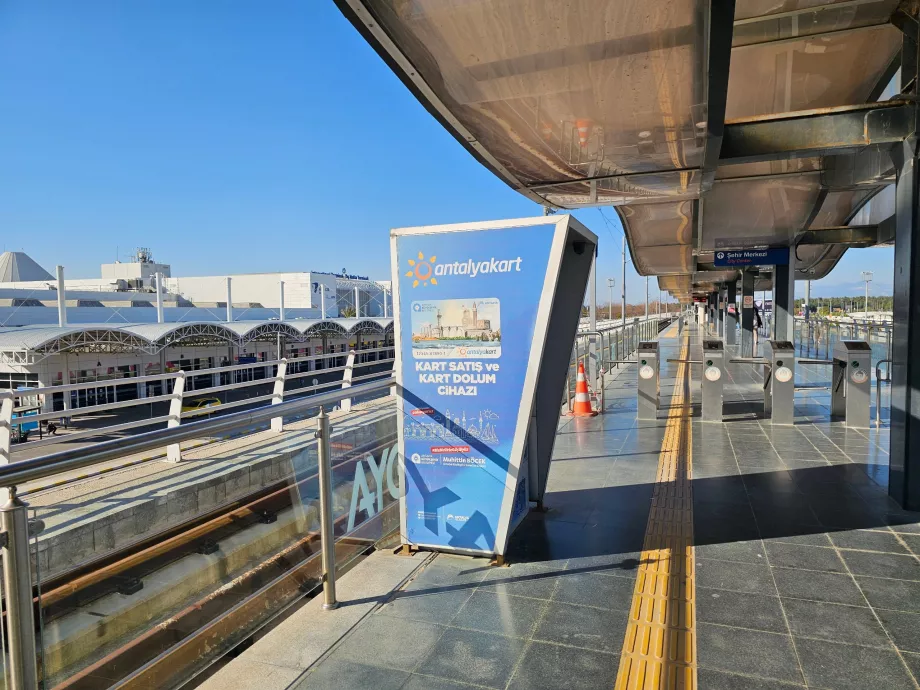 Квитковий автомат на трамвайній зупинці