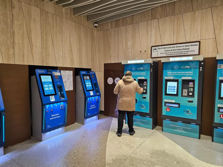 Сині автомати зліва - Istanbulkart; сині автомати справа - карта PTT