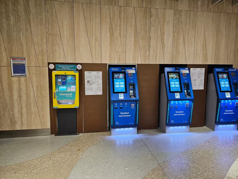 Сині автомати - Istanbulkart, жовто-бірюзові для Istanbul City Card