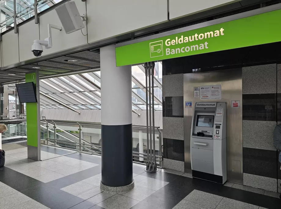 Банкомат у залі вильоту