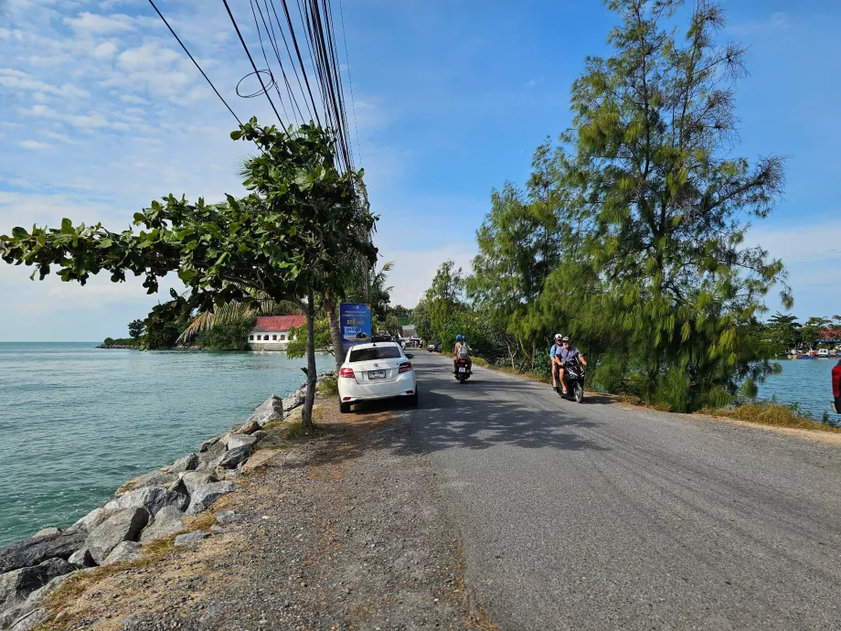 Дорога до Ват Пхра Яй та парковка