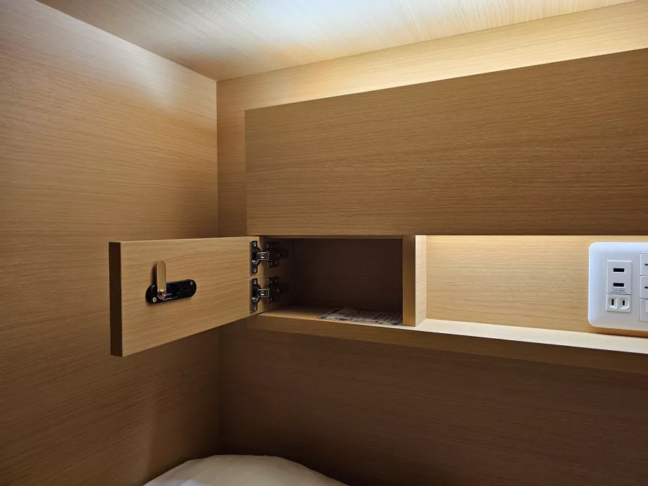 Шафа, що замикається на ключ