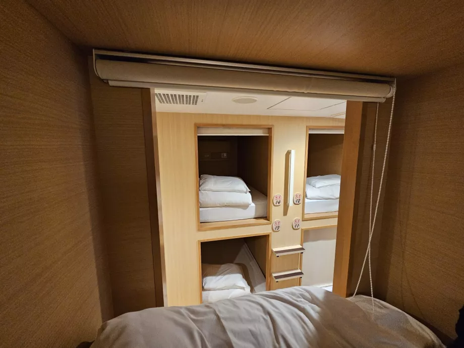 Капсула з відкритим рулоном