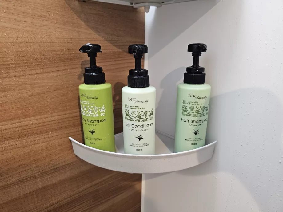 Туалетно-косметичні засоби в душі безкоштовні