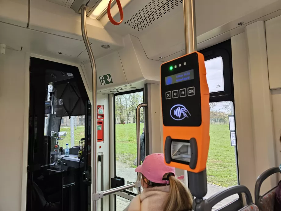 Валідатор біля перших дверей для завантаження QR-кодів