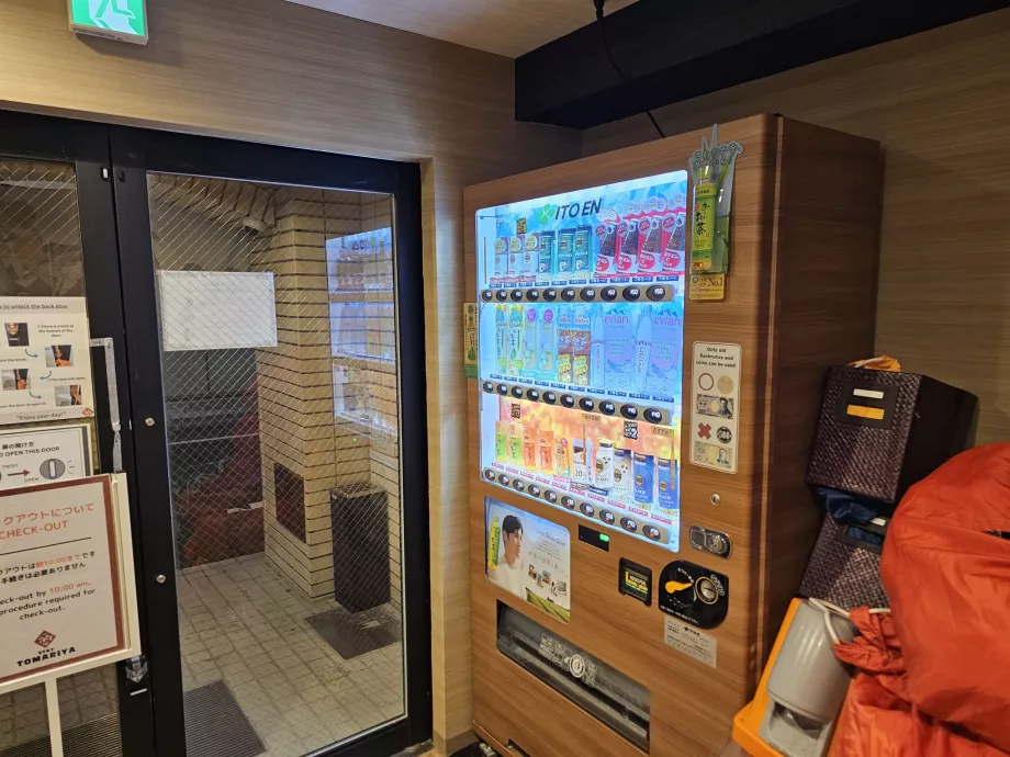 Торговий автомат на першому поверсі