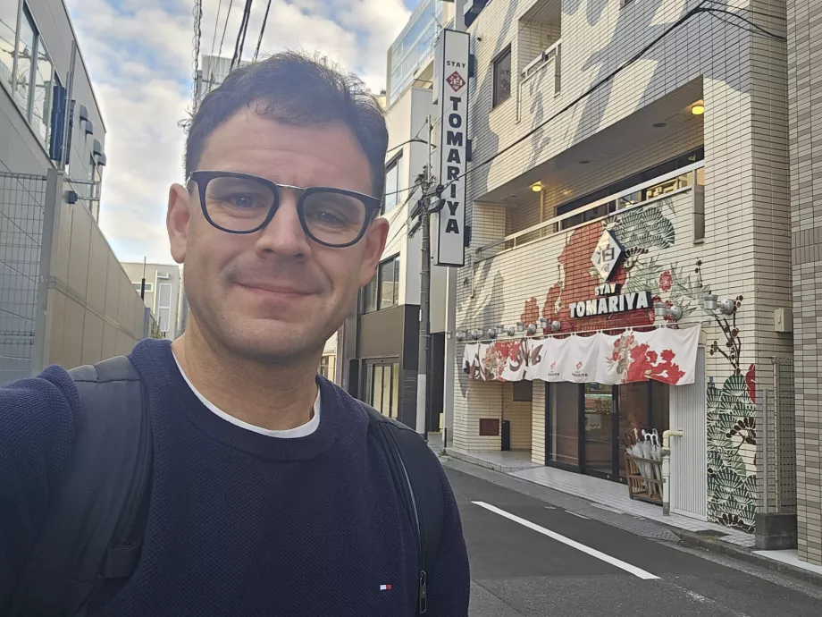 Я перед готелем "Томарія