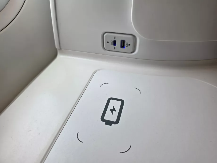 Бездротова зарядка та USB-порти